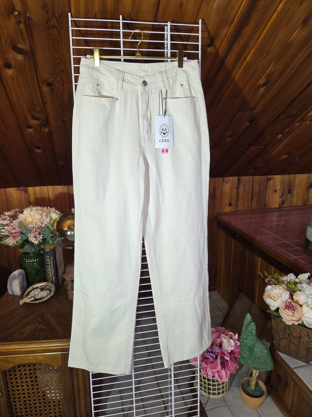 NWT Cider Straight-Leg Jeans in Cream